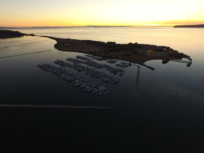 Semiahmoo，布莱恩华盛顿鸟瞰岛半岛惊人的颜色日落