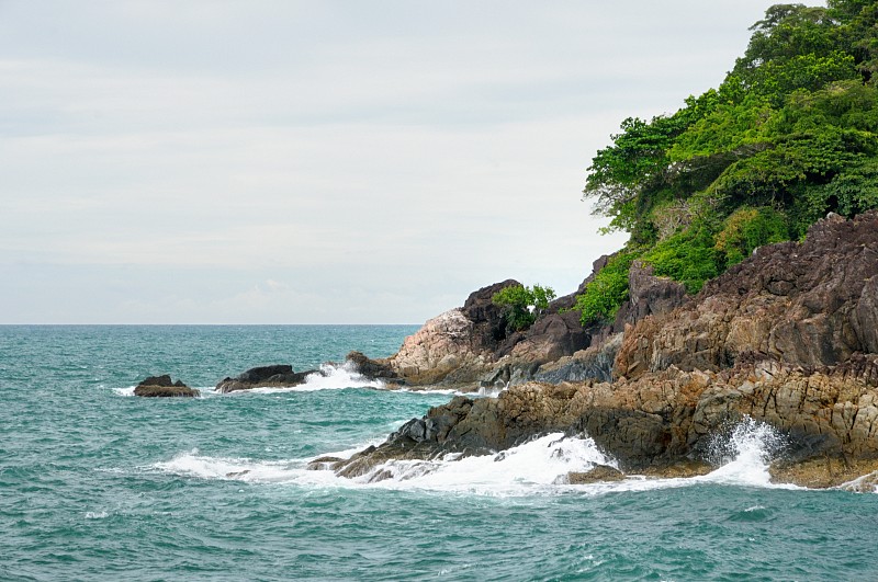 荒凉的岩石海岸线和绿松石热带风暴海与海浪在泰国的热带Koh Chang岛