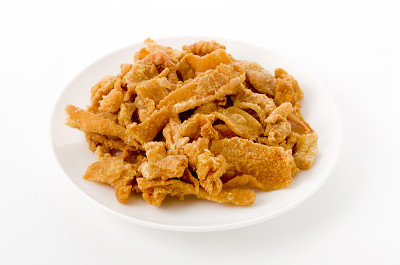 脆炸鸡皮装盘