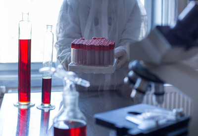 生物学家在实验室里拿着试管