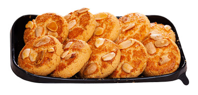 装杏仁饼干的塑料托盘