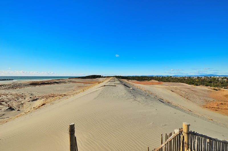 静冈县的中田岛沙丘、蓝天、海岸和风峰