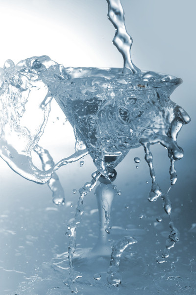 水在玻璃