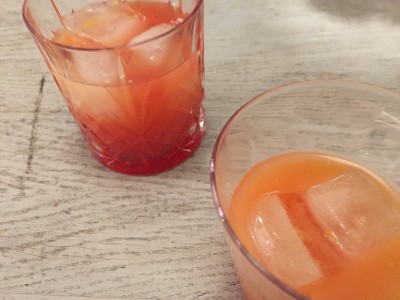 金巴利加冰，装在水晶玻璃杯中