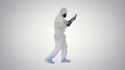 医生穿着防护服看肺部x光片，同时在梯度背景上行走