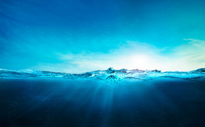 碧水水下，碧水深海，碧水海浪与阳光光束清晰视野现实，世界海洋日旗帜与复制空间，世界海洋日淡水湖，海水
