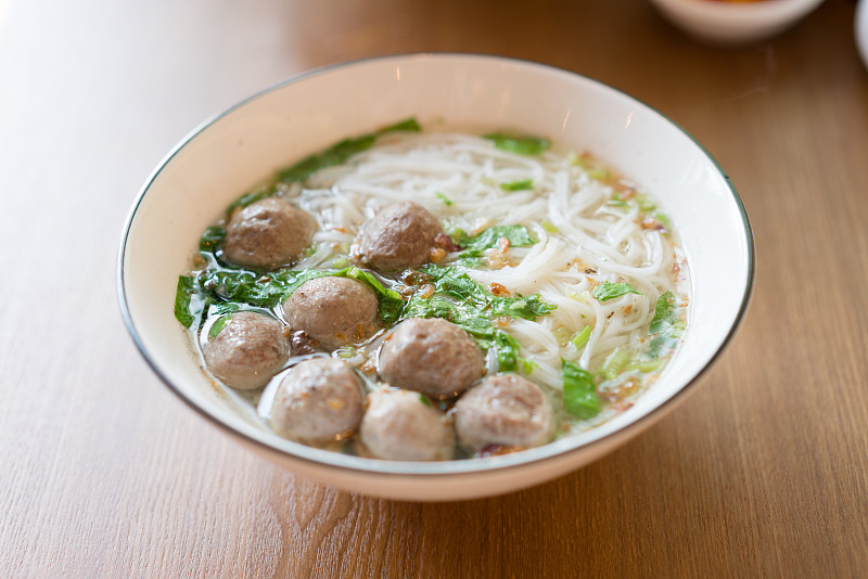 亚洲食物牛肉和肉丸汤面