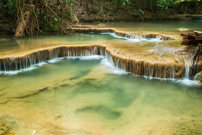 美丽的瀑布风景(四面瀑布)在北碧府亚洲东南亚泰国，旅游目的地概念