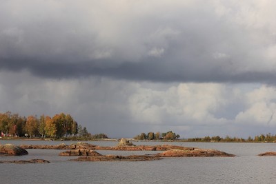 瑞典凡恩湖岸边的秋景。