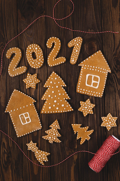 2021年，木桌上摆满了姜饼。新年的概念