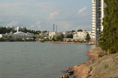 沿海埃斯波与住宅建筑的海边