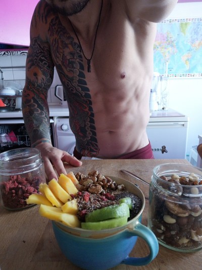 一名男子在用素食早餐自拍