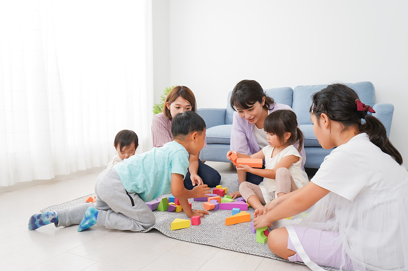 孩子们和妈妈玩朋友