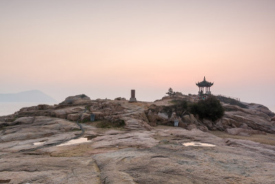 早晨日出于海和石在普陀山的海边，上海东南部的岛屿在舟山，中国浙江，观音菩萨bodhimaṇḍa。