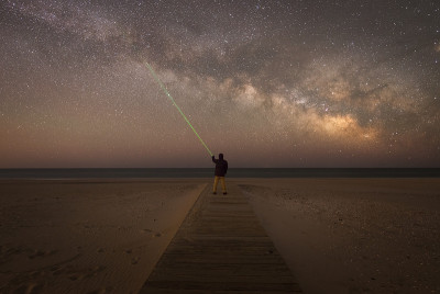 一个用激光瞄准星星的人