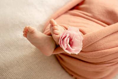 新生婴儿的脚。母亲的概念。母亲的一天。副本的空间。新生婴儿的脚。母亲的概念。母亲的一天。副本的空间。