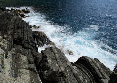海浪拍打着岩石