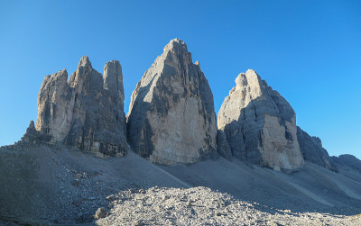 在意大利白云石中捕获的trecime di Lavaredo (Drei Zinnen)。群山正在捕