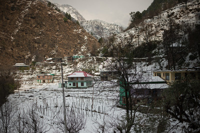 白雪覆盖的村庄在山区-雄伟的冬季景观在喜马拉雅山