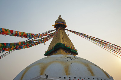 尼泊尔加德满都博达那特寺的佛眼和彩色经幡的外观建筑和设计