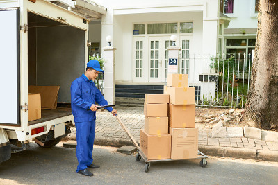 运送服务人员装载卡车