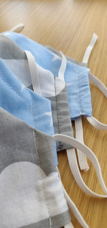 Self-sewing防护面具。桌上放自制的防护口罩和几块布