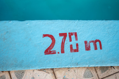 游泳池2.70米深标志漆成红色
