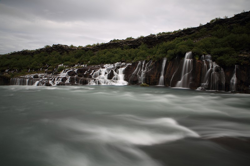 Hraunfossar瀑布(冰岛西部)Hraunfossar瀑布的水流入冰岛Hvita河