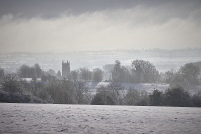 Chipping Campden和圣詹姆斯教堂穿过白雪覆盖的田野，科茨沃尔德