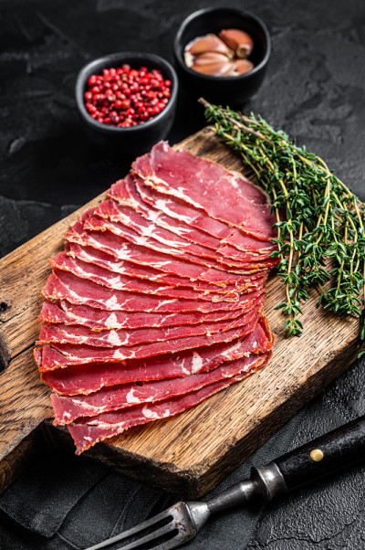土耳其熏肉切片熏牛肉，烤牛肉。黑色背景。俯视图