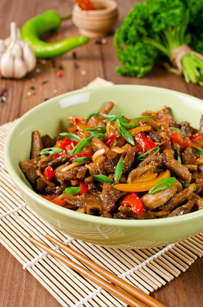 炒猪肉、甜椒、洋葱和大蒜
