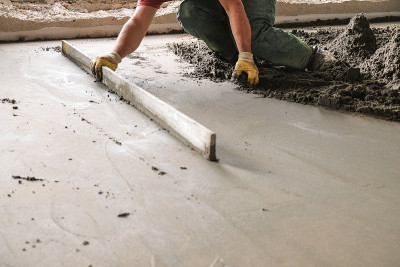 建筑工人们在建筑工地上浇筑混凝土