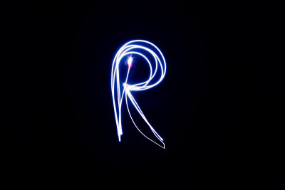 字母'R'光在晚上涂上蓝色的长曝光