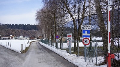 Terfens在Schwaz地区的Karwendel Tyrol奥地利的脚下-在Inn山谷的沐浴湖W