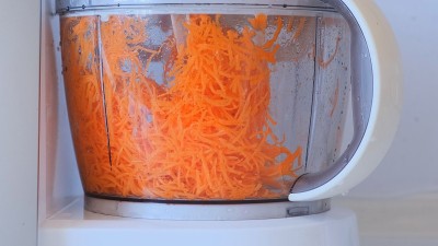 在食品加工机中切片的胡萝卜。在食品加工机中烹饪