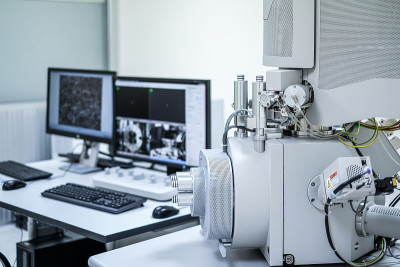 扫描电子显微镜(SEM)机和模糊计算机控制器背景的实验室