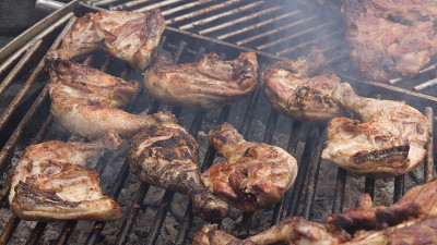 点着的烤肉——用鸡肉烧烤