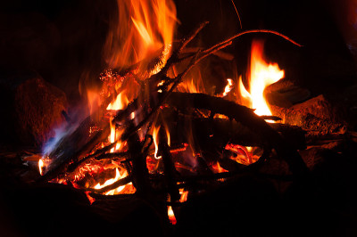 篝火特写在夜晚与长曝光拍摄