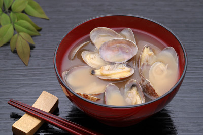 日本味噌汤，一碗里有麻花蛤