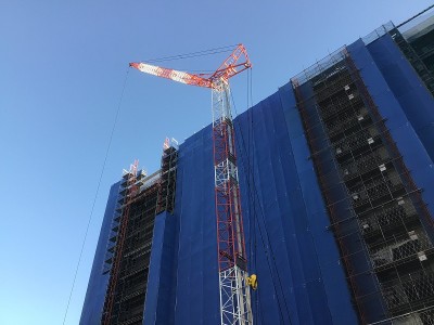 建筑工地及起重机