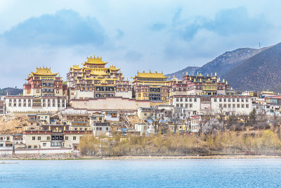 松赞林寺风景优美