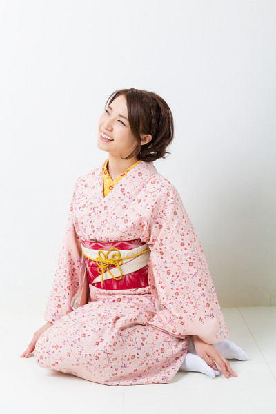 穿着和服的跪女人