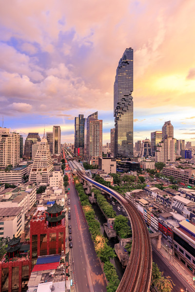 曼谷商业区的城市景观与摩天大楼在暮色中，泰国