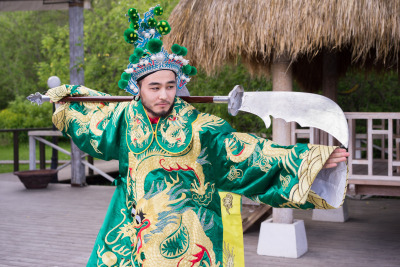 中国人穿着传统服装，带着剑在户外