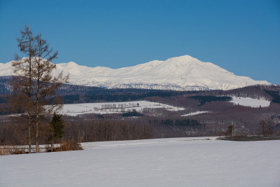 积雪残留的高地和雪山