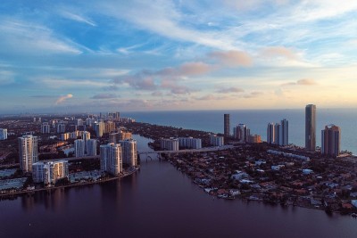 鸟瞰图日出在阳光群岛海滩，迈阿密，美国。伟大的景观。假期旅行。热带旅行。
