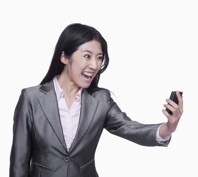 女商人对着手机大喊大叫