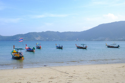 一艘渔船停泊在泰国普吉岛海滩