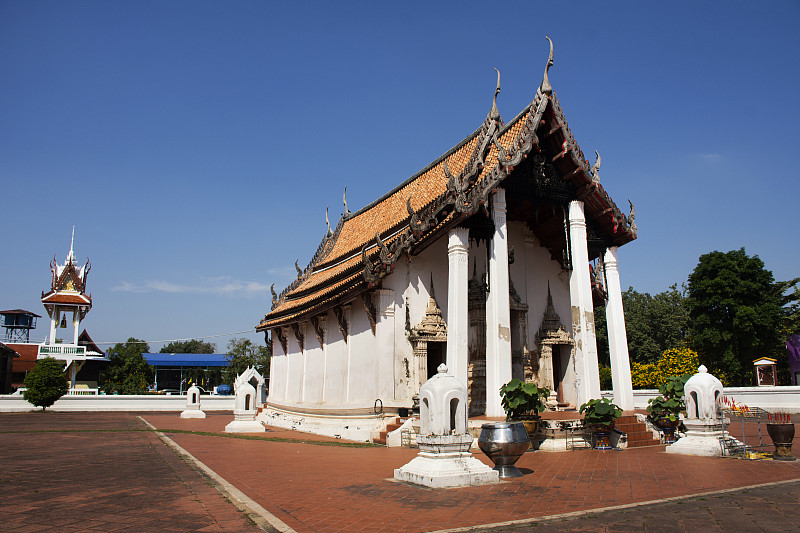 泰国Nonthaburi的古旧圣职大厅或ubosot教堂建筑，为泰国人民和外国游客旅游参观和尊敬祈福