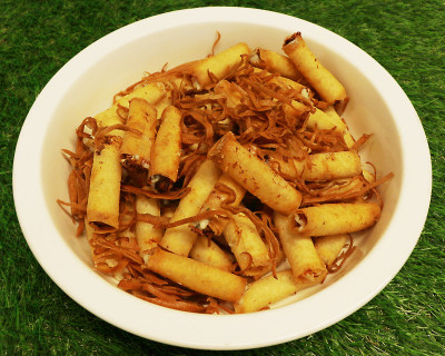 黎巴嫩糕点食品，油炸酥脆的奶酪卷在碗里